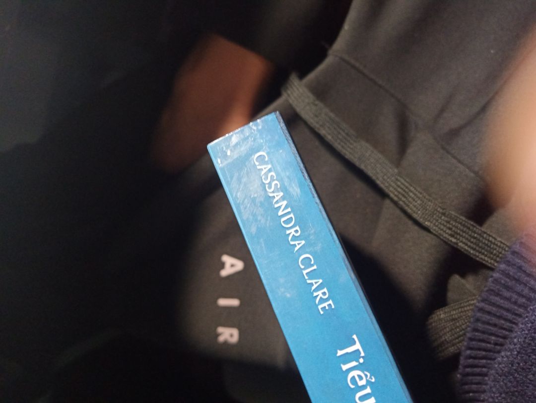 cũng đỡ hơn quyển 2, tạm ổn. Gáy bị bẩn, giấy ko bị nát như cuốn 2, một thời gian ko mua cứ tưởng hàng sẽ tốt hơn, ai ngờ....