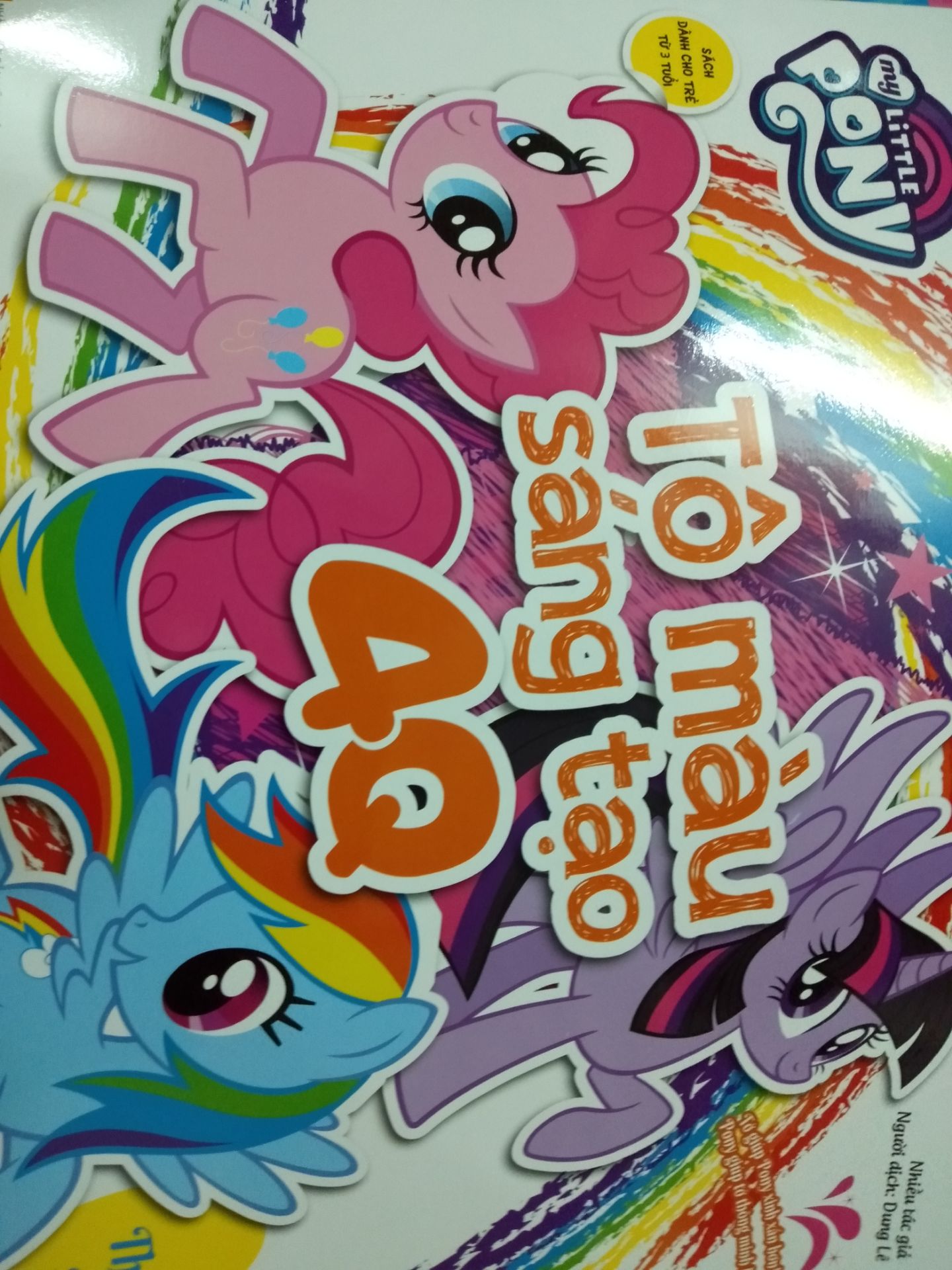 sách in màu sắc rất đẹp và có hướng dẫn cách tô màu cho bé dễ làm theo, bé nhà mình rất thích