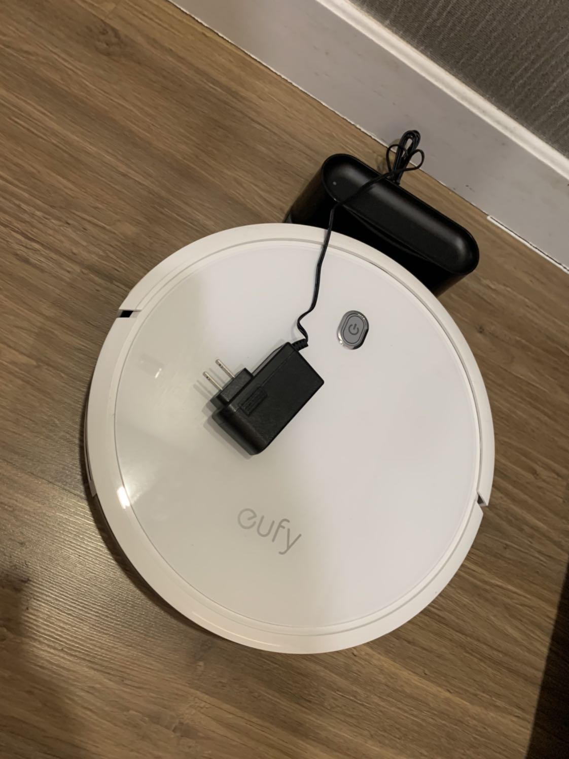 Robot chạy khá êm, hút tốt. Mình dùng cho căn hộ chung cư có sàn gỗ, rộng 94m2 với 2phòng ngủ thì thấy chạy ổn, hút sạch. Sau khi chạy xong tự về sạc pin ngon lành. Sàn sau khi được hút đi êm hẳn chứ ko cảm giác sạn sạn như trước đó.
Nói chung là hài lòng, ko biết các loại robot đắt hơn thì ra sao, còn với em này mình thấy làm sạch sàn nhà cho cảm giác thoải mái. Rất nên mua.
Ko biết mỗi lần chạy đc bao lâu, nhưng cũng hơn 1 tiếng chứ ko ít vì mỗi lần mình ra khỏi nhà mới bật. thời gian sạc lại cũng nhanh tầm 3-4 tiếng.