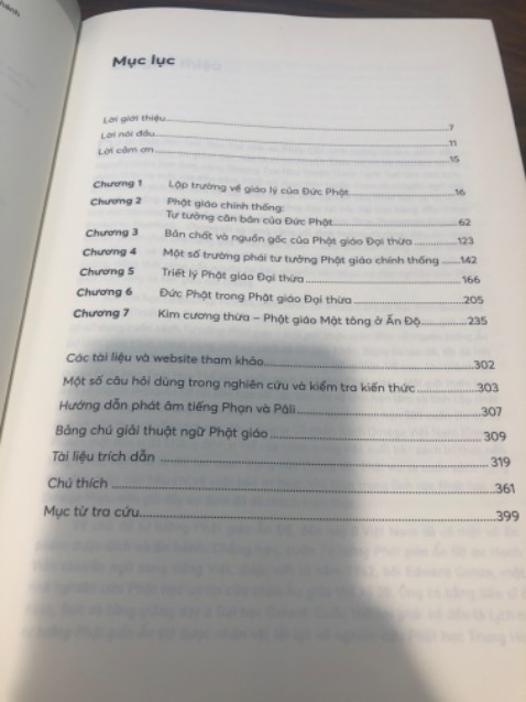 Sách hay, đưa ra nhiều lập luận logic, sử dụng ngôn ngữ VN để giải thích sự việc nên ko mơ hồ theo kiểu ngôn ngữ Phật giáo Trung Quốc. 

Có một lập luận hay của tác giả là "Nếu ông Gautama (Trung Quốc gọi là Phật) không phải là nhân vật có thật, Đạo Buddha (Trung Quốc gọi là đạo Phật) liệu có xụp đổ không"

Trả lời: không, vì Gautama tạo ra Pháp, Pháp mãi trường tồn, nó là con đường dẫn người ta tới việc giải thoát khổ (Dukha). Việc Gautama có thật không, không quan trọng, Đạo Buddha không cần một vị thần, Gautama không tồn tại để ban phép hay đáp ứng lời cầu xin, nó là suy nghĩ duy vật về cách nhận biết sự vật vốn dĩ như nó đang tồn tại. Tồn tại hay không tồn tại, vô thường hay hữu thường, thật chất Gautama chưa từng trả lời nó....

Theo một cách nghĩ đó, nếu Jesus không phải nhân vật có thật, đạo Chúa (Cơ Đốc) sẽ xụp đổ hoàn toàn, vì nó dựa trên niềm tin vào một vị độc thần duy nhất ban ơn điển cho tất cả.