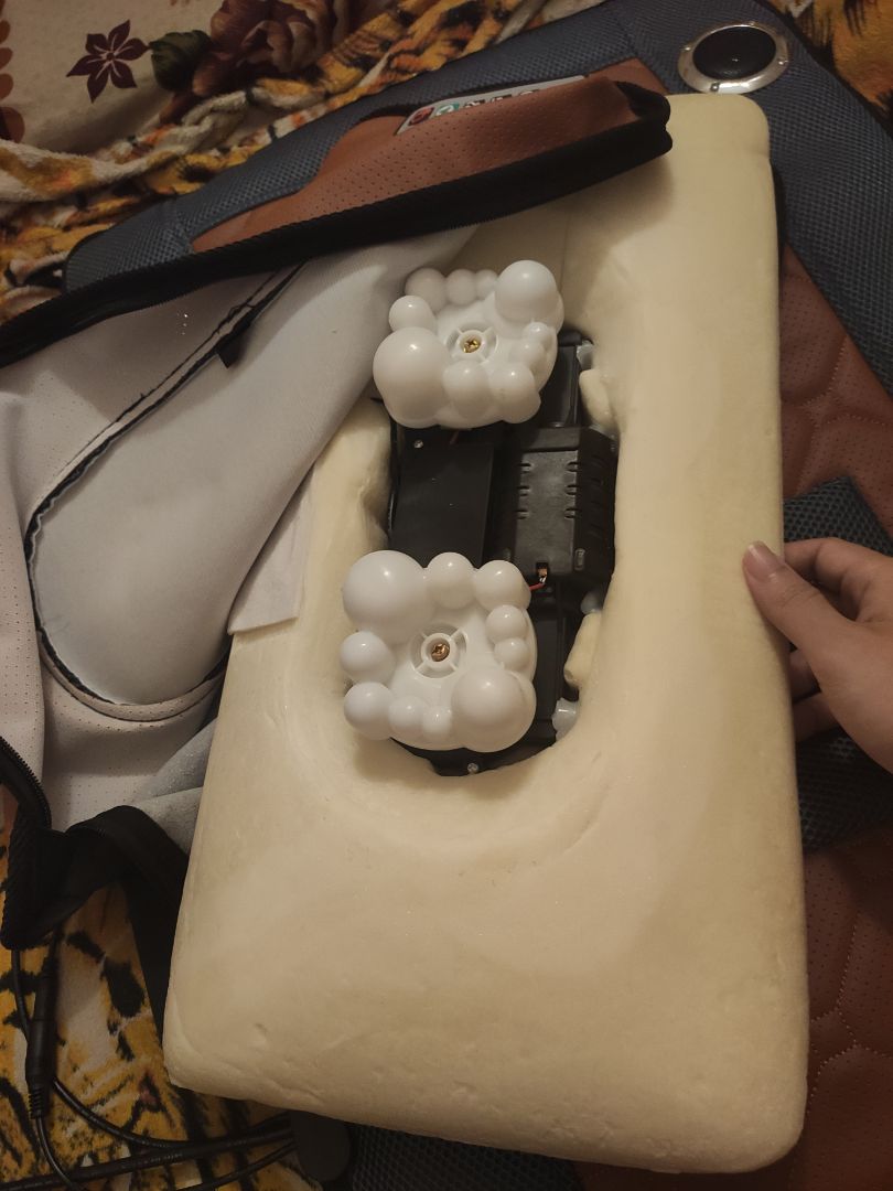 nệm mỏng nhẹ. công suất quá yếu k thấm vào thịt.ko có tuổi với cái Homedics đang xài rung như xe giường nằm.cái gối cứng xoay cấn đau đầu.nhét vào cổ thì khó k chạm đc.được cái loa nghe Bluetooth mới lạ. mua tiki được trả hàng gấp luôn.may quá :(