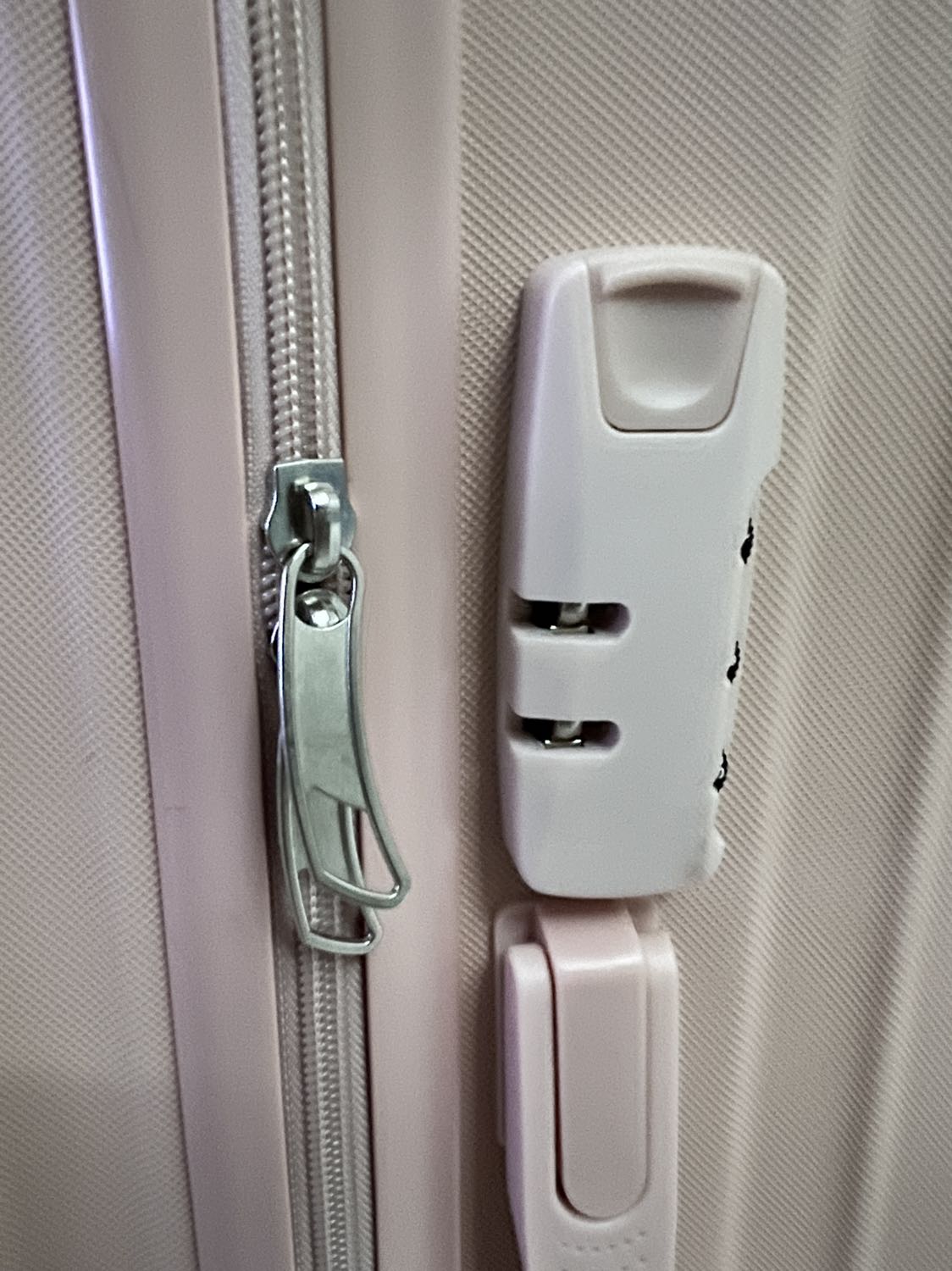 Vali giao 2H siêu tốc luôn, đóng gói kỹ quấn màng bọc cẩn thận, vali thực tế màu xinh xỉu, đẹp lắm. Khoá kéo nhẹ, nhựa cứng rất chắc chắn, bánh xe di chuyển dễ, để đc nhiều đồ, cho bé 15kg ngồi lên vô tư. Cảm ơn shop, shop hỗ trợ nhiệt tình, hy vọng với chế độ bảo hành 5 năm vali sẽ bền như mong đợi