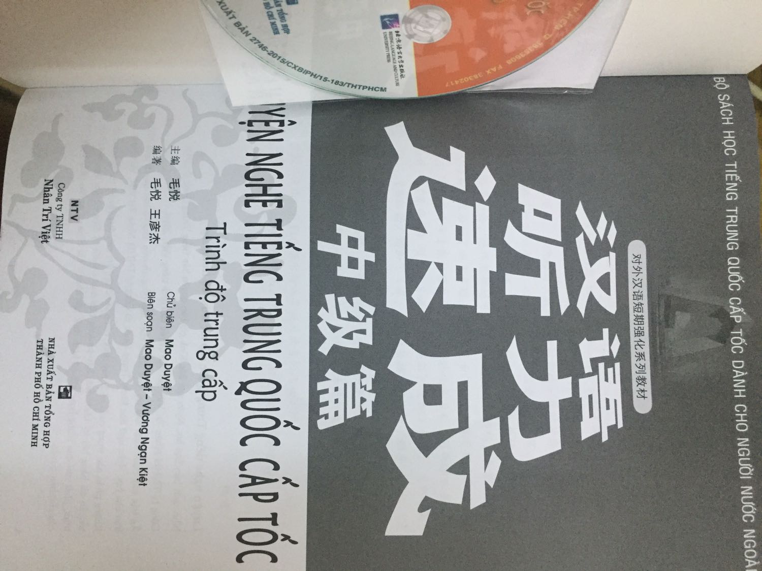 Giao hàng nhanh. Sách in đẹp, rõ ràng. Sách kèm đĩa CD và có link mp3 online ở mặt sau sách, rất tiện cho bạn laptop không có ổ đĩa CD. Sách không có bọc bóng bên ngoài.