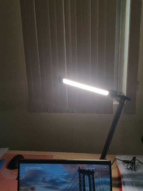Thiết kế đẹp, giao hàng nhanh. Đèn có nhiều mức sáng, cảm ứng nhạy. Ngoài dùng để soi sáng còn góp phần làm decor bàn làm việc. Tuyệt vời ạ 🤗