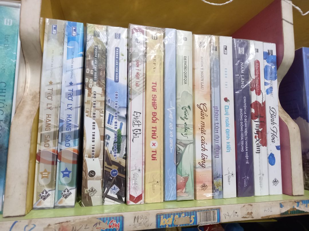 Phải nói là chưa bao giờ thất vọng về fahasha lun. Shipper dễ thương, sách ko gấp nếp đc bọc bằng miếng xốp. Nhân dịp fahasha 7.7 nên hốt đc e về dù là ra lâu r nhưng giờ mới dành dụm mua được lun á.Sẽ ủng hộ fahasha dài dài.?????