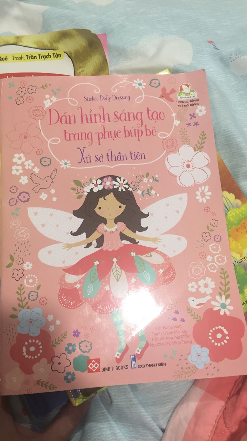 Sách rất hay bên cạnh phần thiết kế xinh xắn, màu sắc hài hoà tươi tắn, thì nội dung cũng rất thú vị. Bé nhà mình rất thích bộ sticker mới này của nhà Đinh Tị