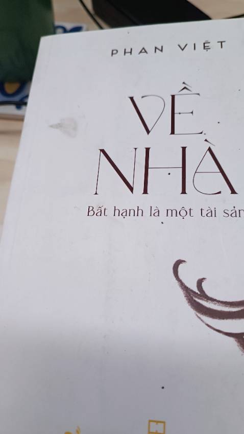 Sách mua mới mà bìa mở ra đã ố bẩn như vậy rồi