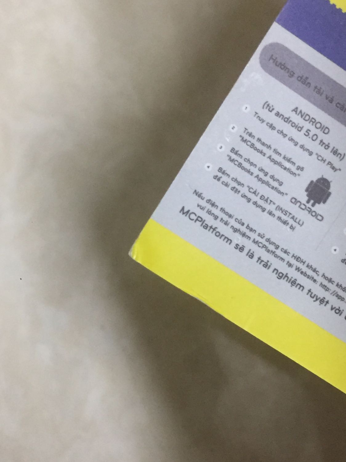 Tiki giao hàng nhanh nhưng cần thay đổi cách đóng hàng. Sách ko có bọc chống sốc. Sách của mình chỉ bị gấp góc tí thôi. Sách nhỏ gọn. Nội dunng sách oke nha. Khi mua về mng sẽ có mã để luyện nghe