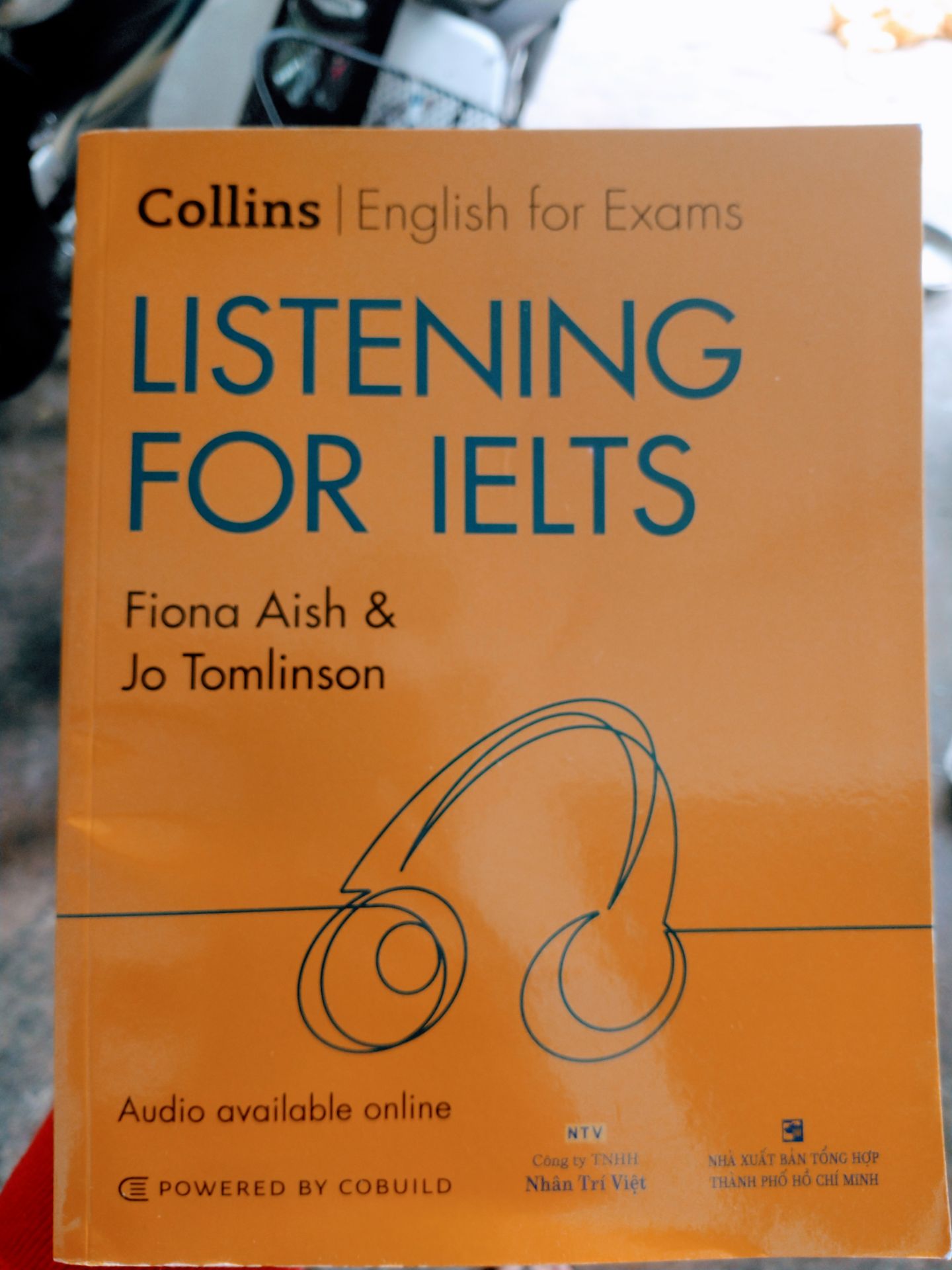 - Tiki giao hàng nhanh, không có bọc sách bên ngoài, không có đĩa CD đi kèm. Bù lại quét mã QR đằng sau sẽ mở được file nghe bằng điện thoại.
- Sách in màu tranh ảnh đẹp, rõ ràng, sinh động , ở đằng sau sách có cả transcript.
Sách có bản mp3 bằng cách quét mã phía sau sách nên các bạn không cần lo máy tính không có ổ CD để nghe nha.