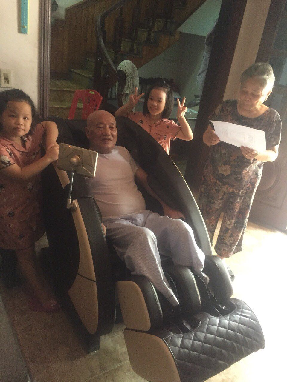 Mua cho ba mẹ ở nhà mà bố mẹ thích lắm. Ba mẹ mình còn đặt lịch hẹn nhắc nhau nhồi ghế massage để thư giãn. Nhân viên hướng dẫn nhiệt tình, ghế có bảo hành chính hãng. Nhất định sẽ ủng hộ và gt sản phẩm chất lượng này đến bạn bè.