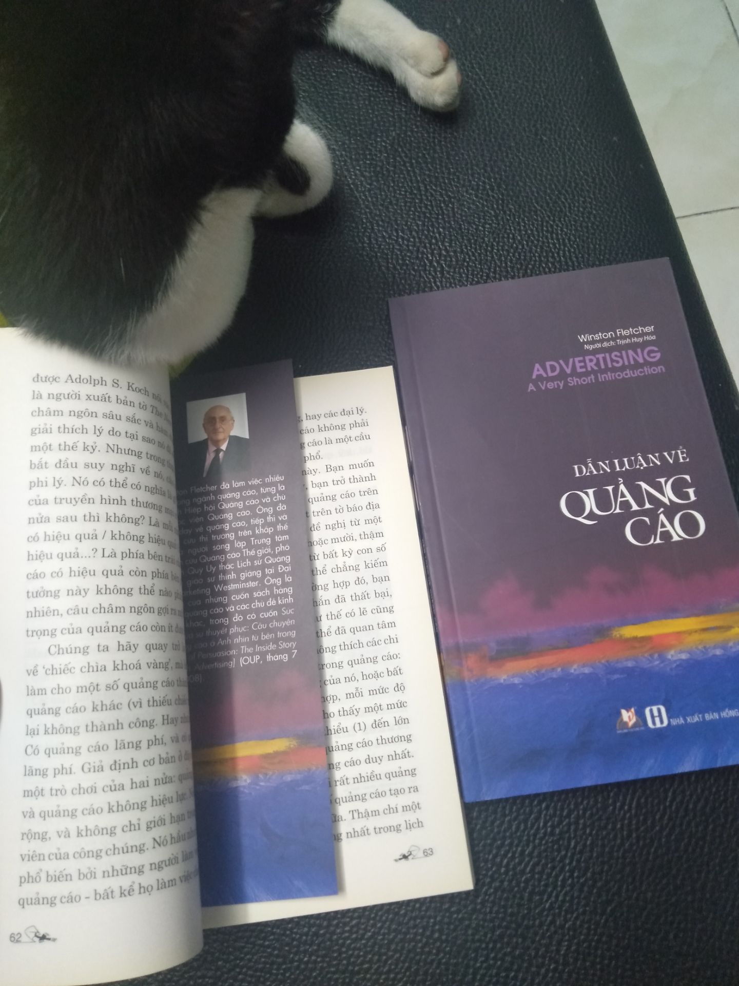 chất lượng sản phẩm cũng ổn. Tuy nhiên sách giao bìa khác màu nhau. Có quyển có markbook có quyển k có mà màu nhìn hơi cũ. giao hàng nhanh