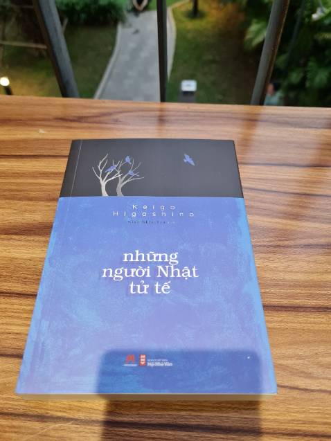 Cuốn sách gồm 9 câu chuyện nhỏ về những con người với hoàn cảnh khác nhau. Điểm chung là đều có một cái kết khá bất ngờ như thường thấy ở Keigo Higashino. Mình có ấn tượng tốt với nội dung cũng như chất lượng in của Huy Hoàng. Sách có book mark đồng bộ đẹp, có màng co và giao hàng rất nhanh.
