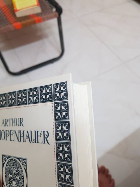 Bìa sách thì có nơi hơi cấn 1 tẹo, nhưng mà giao nhanh.