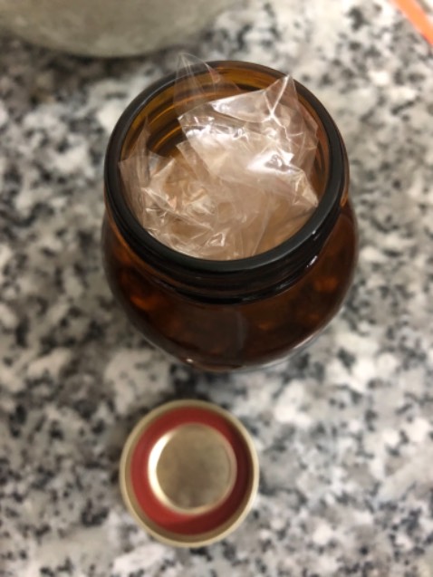 Mở nắp thấy nhét 1 bịch ni *** ở trên miệng. Cảm thấy hoang mang ko biết có mua phải hàng giả ko nữa. Hic. Có ai mua mở ra giống em ko ạ ?