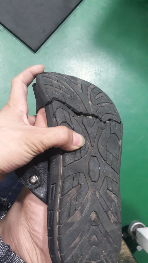 giày mình chỉ mang mới được 3 tháng, mà giờ đã hỏng đế như thế này rồi, mà được bảo hành 12 tháng, giờ thì giải quyết sao đây shop giày mình chỉ mang mới được 3 tháng, mà giờ đã hỏng đế như thế này rồi, mà được bảo hành 12 tháng, giờ thì giải quyết sao đây shop