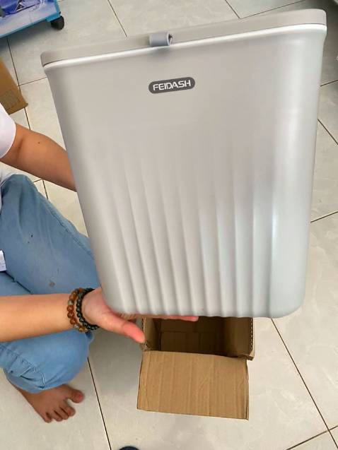 Đã nhận được hàng. Thùng to vừa phải. Thùng này treo tủ bếp thì quá hợp lý luôn. Sơ chế xong cho rác vào thùng, vừa gọn gàng vừa sạch sẽ Đã nhận được hàng. Thùng to vừa phải. Thùng này treo tủ bếp thì quá hợp lý luôn. Sơ chế xong cho rác vào thùng, vừa gọn gàng vừa sạch sẽ