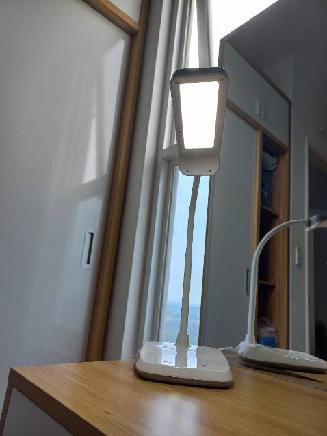 Đèn đẹp, 4 chế độ sáng , đèn vàng làm đèn ngủ được, giao hàng nhanh