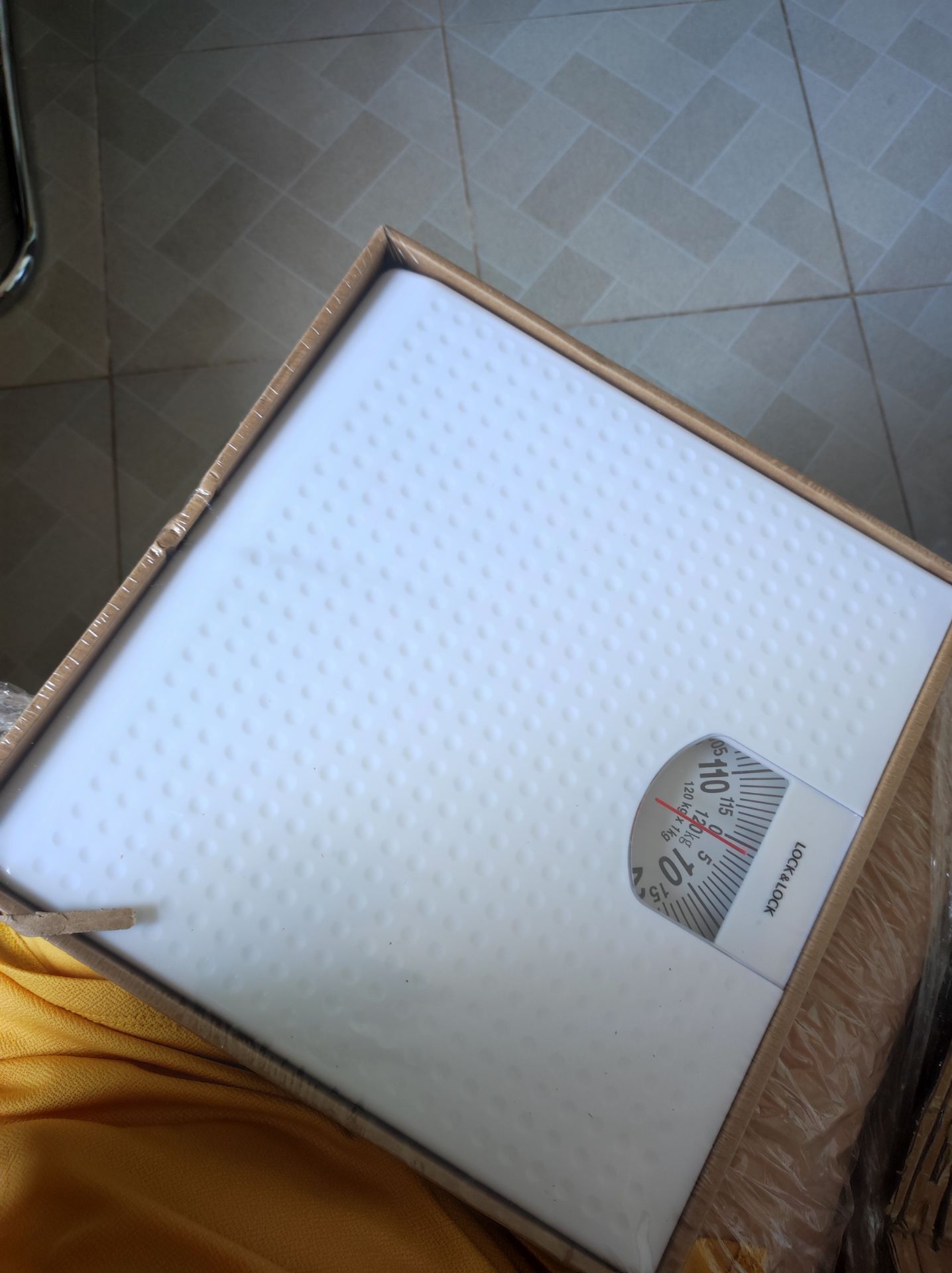 đóng hàng rất chắc chắn. hàng chính hãng. mua lúc sale nên được giá tốt. chỏ có điều là cân hơi cao số cân năng của mình. chắc phải cân đều mới theo dõi cân nặng được vì biết là mỗi cân cho sai số khác nhau