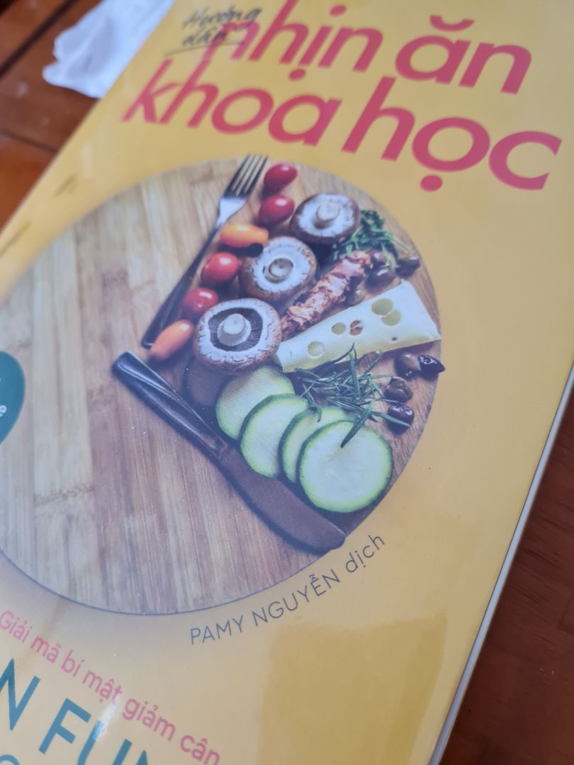 Về kiến thức trong sách: khá đầy đủ, mạch lạc, dễ hiểu, thú vị, hữu ích, cung cấp nhiều kiến thức về dinh dưỡng và các hiểu nhầm thường gặp. Tuy vậy tác giả luôn khuyến cáo những ai muốn làm theo đều cần hỏi ý kiến bác sĩ trước khi bắt đầu làm theo.
Về bản dịch: khá mất điểm do nhiều lỗi dịch chữ sang chữ, ko diễn giải khái niệm từ trong tiếng anh sang tiếng việt, do trong ngôn ngữ anh có những cụm câu / từ theo văn hóa viết của tiếng anh, nhưng ko diễn giải lại trong bản dịch sẽ khiến độc giả ko rành tiếng anh khó hiểu, nhiều lỗi đánh máy, dư chữ cái, sai dấu. Bản dịch càng về cuối càng xuất hiện nhiều lỗi chữ nghĩa, phải vừa đọc vừa nghĩ và suy đoán.