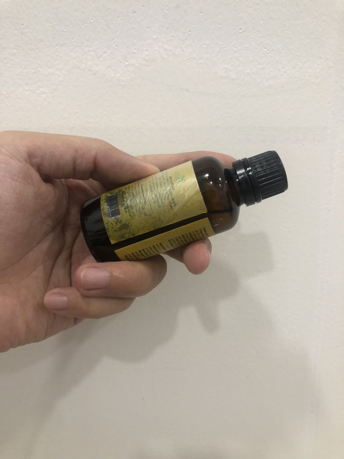 Lần đầu tiên mua hàng tại Tiki gặp tình trạng tệ đến mức này.
Dầu bị chảy ra ngoài hơn 1/3 chai. 
Hiện mình vẫn giữ nguyên hiện trạng và chưa khui nắp. 
Mong Tiki xem xét lại người bán này và liên hệ sớm với mình để giải quyết.