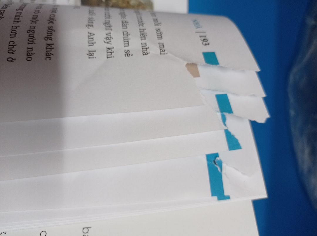 Thật sự rất thất vọng...
Mỗi lần nghĩ đến việc mua sách là phải nhảy ngay lên tiki mua mới an tâm, vậy mà lần này bị shock khi nhận sách luôn :(( vì mình rất thích cuốn này và mua để làm quà nên càng thấy tệ hơn khi nhận hàng.