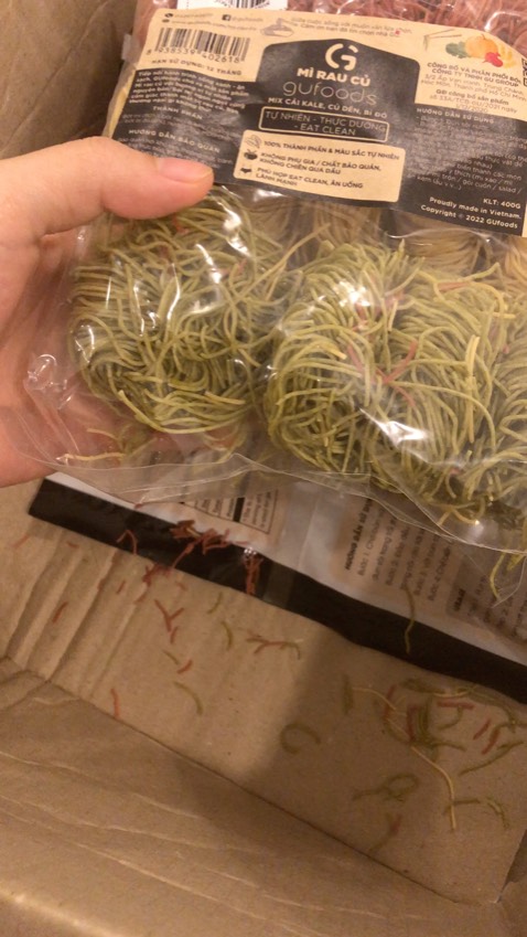 Hàng dễ vỡ nhưng lại không có biện pháp chống sốc nào làm hàng mình nhận đến tay bị vỡ vụn còn gói hàng thì bị rách ra như thế này đây. Quá thất vọng :(