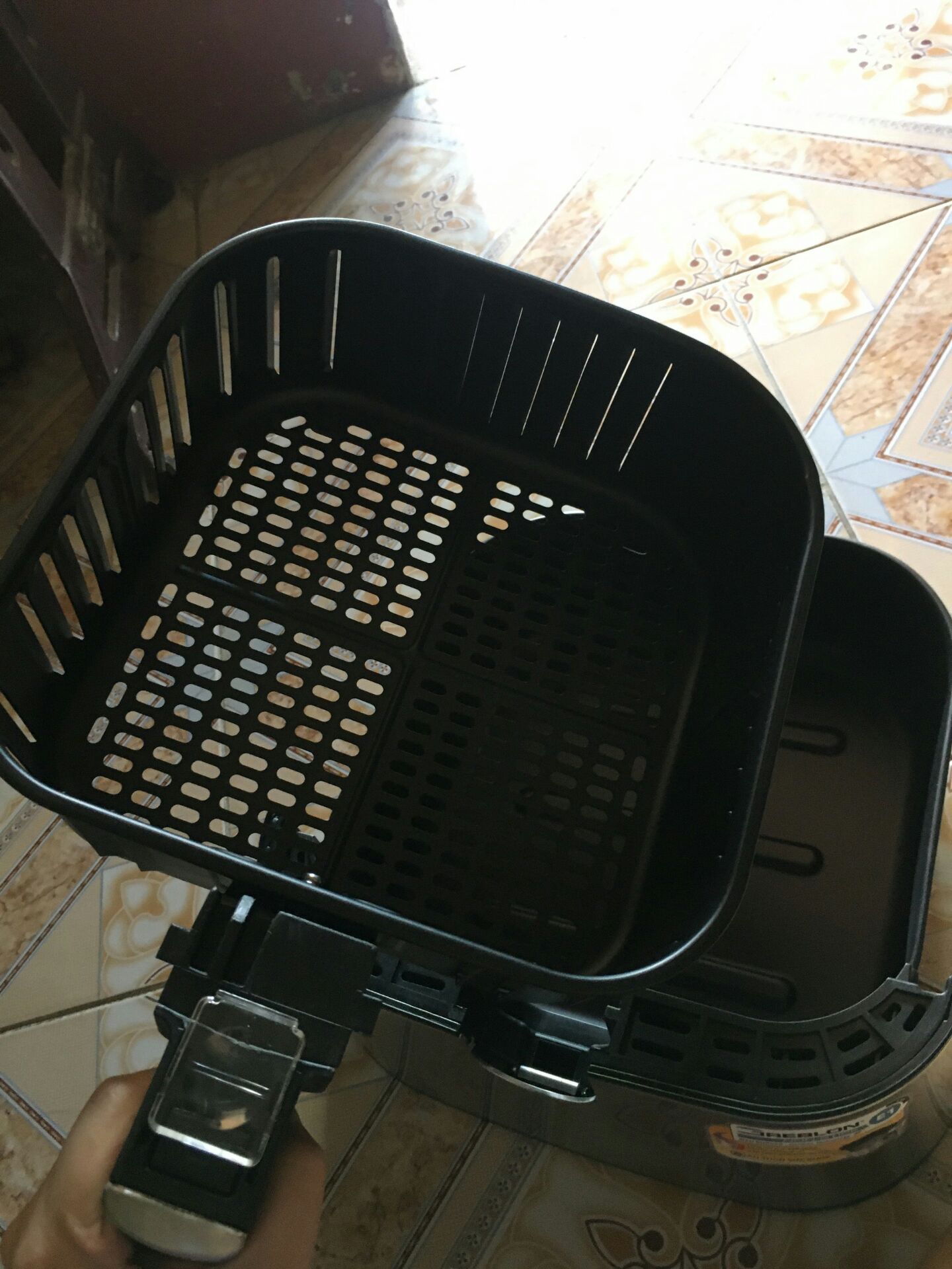 Lần đầu tiên mua hàng ở tiki mà không hài lòng tí nào. Thứ nhất là giao hàng đi xa mà chỉ bọc một lớp nilon bên ngoài vỏ hộp, không có hộp bảo vệ bên ngoài dù giá trị đơn hàng rất cao. Thứ hai là giao hàng quá chậm, trễ 4 ngày dù khu vực mình ở không có dịch bệnh.