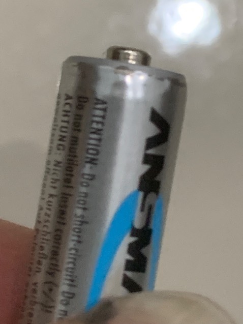 Shop giao một sản phẩm đã bị cắt ra trước. Nhét vào pin đã qua sử dụng ( chưa dùng nên kg rõ là pin thật hay hàng giả).