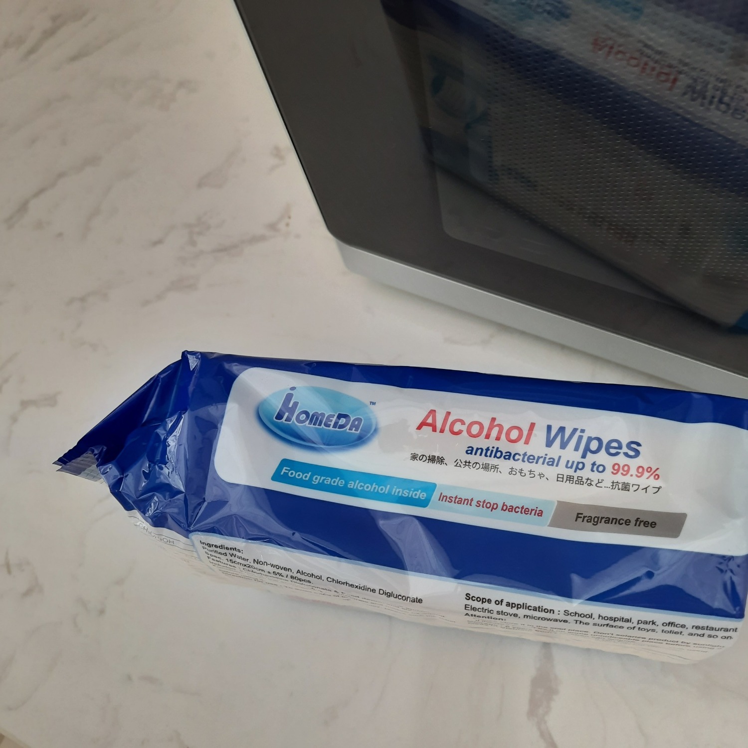 Sản phẩm chất lượng, dùng lau đồ dùng rất sạch, đặc biệt là điện thoại hay laptop, chuột vi tính hay tay năm cửa. 
Mùi cồn nhẹ, không hăng, lau tay không cảm thấy kích ứng hay bỏng rát, dùng rất yên tâm. Đóng gói cẩn thận, Tiki giao hàng rất nhanh, mới đặt hôm nay ngày mai đã giao rồi. Cảm ơn shop. Cho 5 sao.