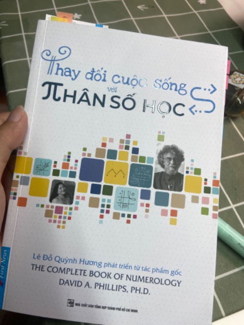 sách này đọc cuốn lắm, thích hợp cho những ai quan tâm đến các con số chủ đạo, tìm hiểu những điểm mạnh, điểm yếu của bản thân để có những thay đổi tích cực cho con đường tương lai và tâm tính của bản thân. sách nói chính xác về tính cách của mình và những điều cần cải thiện mà mình cũng đang lờ mờ nhận ra trước khi đọc sách này luôn, mình mới đọc hôm nay mà đọc 1 lèo 8 chương rồi, nên mua và tìm hiểu nhé