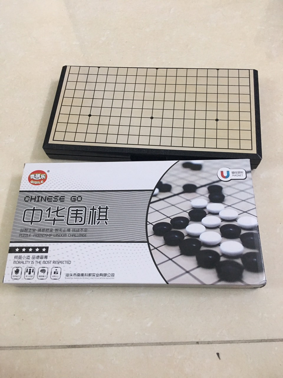 Hàng màu sắc chuẩn đẹp, cứng cáp. Quân cờ tuy hơi nhỏ nhưng mà bám chắc. chất lượng được, giao hang nhanh!