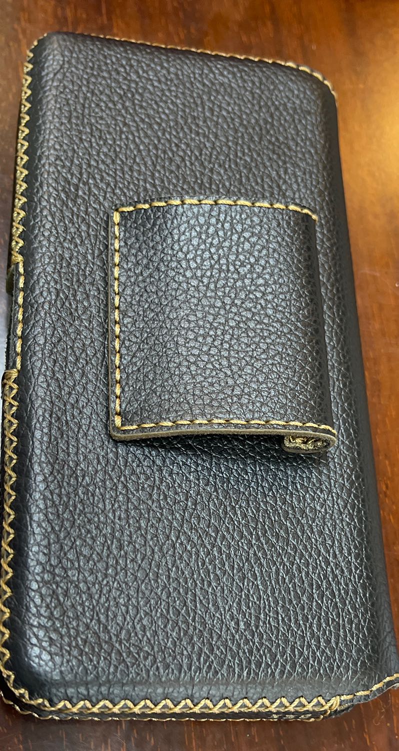 Da đẹp, đường may tinh xảo, mỗi tội hơi bất tiện khi gắn vào thắt lưng vì không phải loại kẹp.