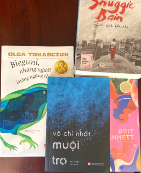 Mình đã đọc chiếc linh hồn nhỏ và khóc. Rất nhiều. Nó hay lắm, cảm động lắm. Và mình đọc sang cuốn Muội tro, chất văn nhẹ nhàng, sâu lắng, lại có chút dí dỏm. Một sự kết hợp vô tình lại rất ưng ý.