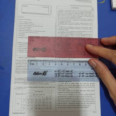 Sau một năm thì cây thước màu đỏ nhìn tối thui luôn, khó xem cm để bé kẻ