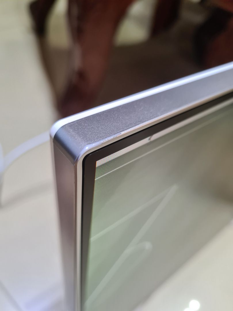 Hoàn toàn ko hài lòng vs lần mua hàng này. Mình đặt ngày 17/8 nhưng do dịch nên ngày giao hàng dời lại vào ngày 26/9. Khi nhận hàng thì sp bị trầy phần góc máy nên mình đã yêu câu đổi sp. Ngày 2/10 có ng đến thu hồi nhưng tới nay 2/11 mình vẫn chưa nhận đc sp thay thế. Mình đã liên lạc lên tổng đài tiki nhiều lần yêu cầu giải quyết nhưng chỉ nhận đc lời hứa suông chứ ko đc giải quyết trong 3 ngày như cam kết trong *** từ tiki. Trong trường hợp tiki ko thể đổi hàng thì mình yêu cầu hoàn tiền gấp vì đơn hàng đã thanh toán qua thẻ và gần 3 tháng rồi mình ko muốn chờ thêm nữa. Mong tiki xem lại các khâu kiểm tra hàng trước khi giao sp, thu hồi sp và chăm sóc khách hàng.