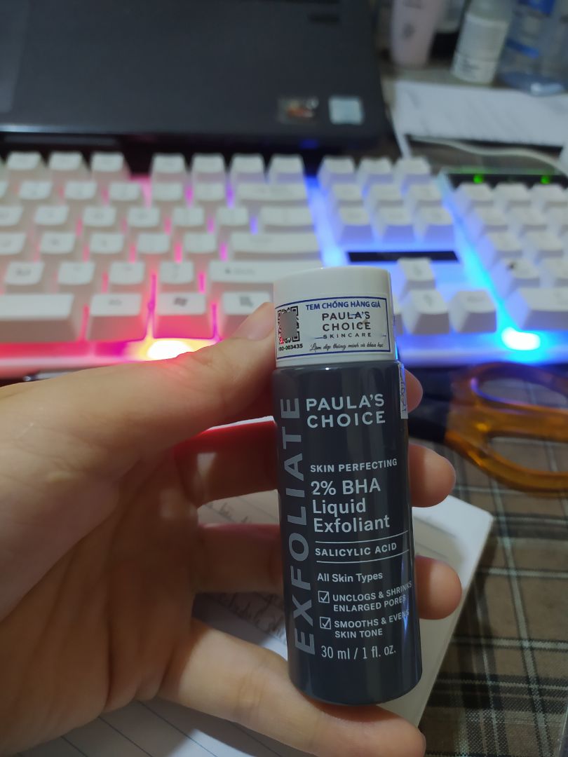 Hồi đợt trước mình mua ngoài Đà Nẵng còn có cái tem dán trên nắp chai nữa mà shop lại không có nên không biết có mua nhầm hàng fake không. Ngửi mùi lọ cũ với lọ này thấy cũng gần na ná. Shop đóng gói hàng cẩn thận, tỉ mỉ. Giao hàng cũng nhanh nữa.
