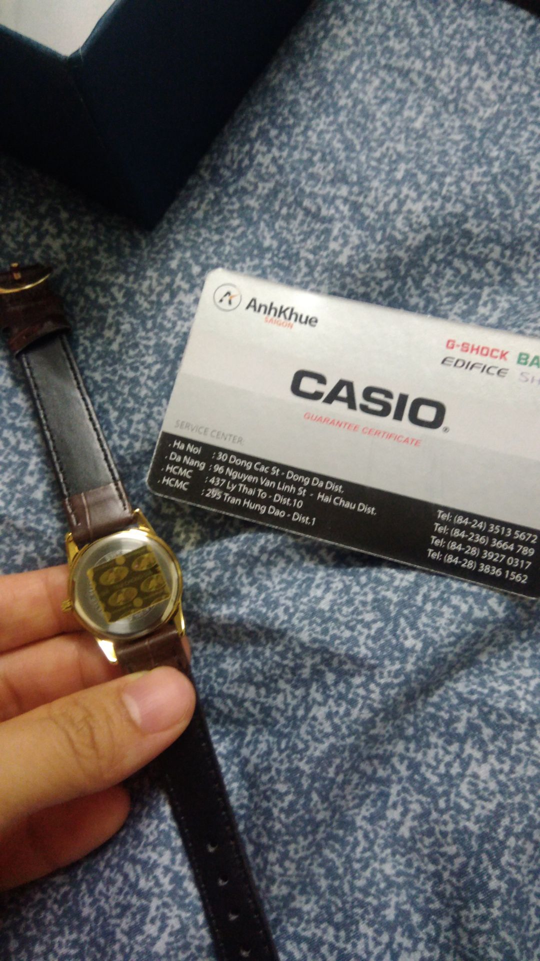 Đóng gói cẩn thận, đầy đủ phiếu bảo hành, bill, tem chống hàng giả. Nhược điểm: dây đeo cứng, ko ôm tay. Tương xứng với giá tiền.