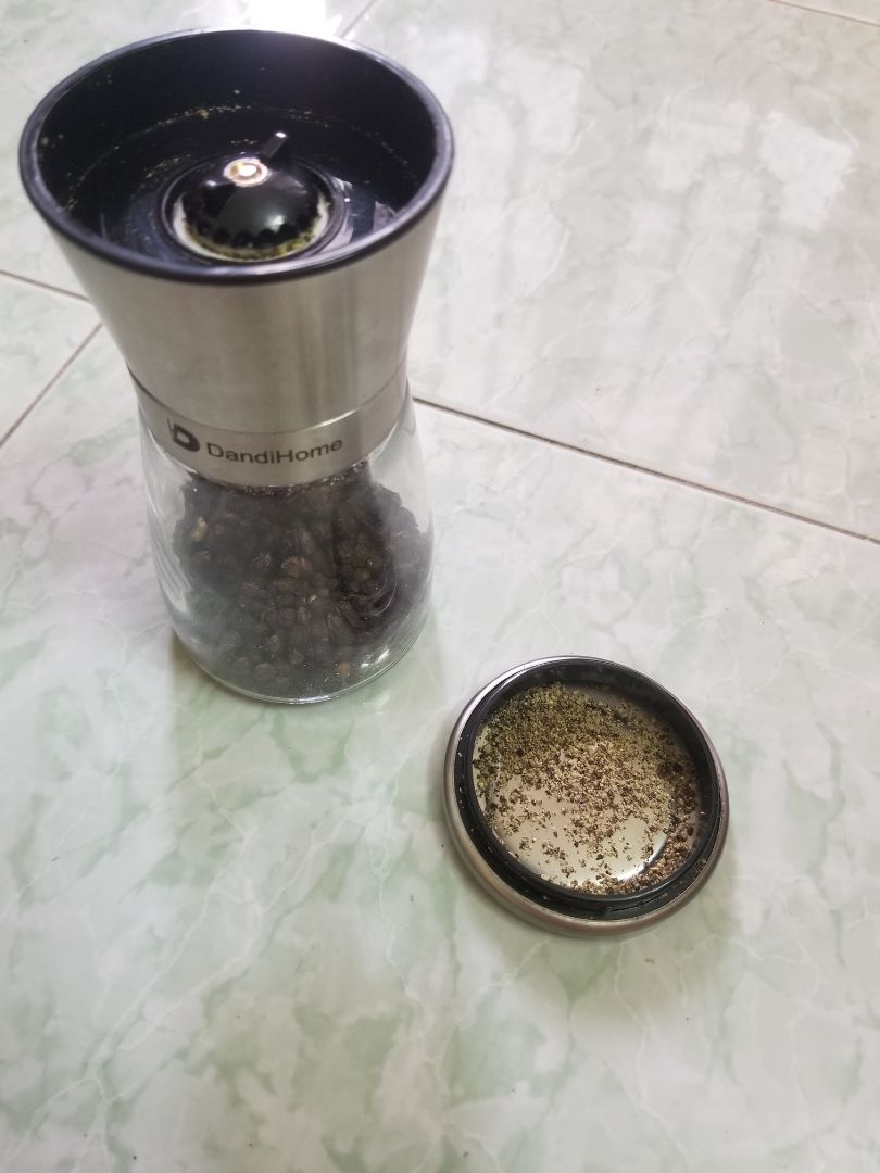 Lọ chắc chắn, cầm vừa tay. Xay rất nhuyễn mà ko mất nhiều sức. Nắp hộp sâu có thể xay ra nắp hộp xong mới rắc vào thức ăn, tránh đc ẩm mốc do hơi thức ăn bốc lên khi xay rắc thẳng. Tiki bọc cẩn thận. Rất hài lòng.