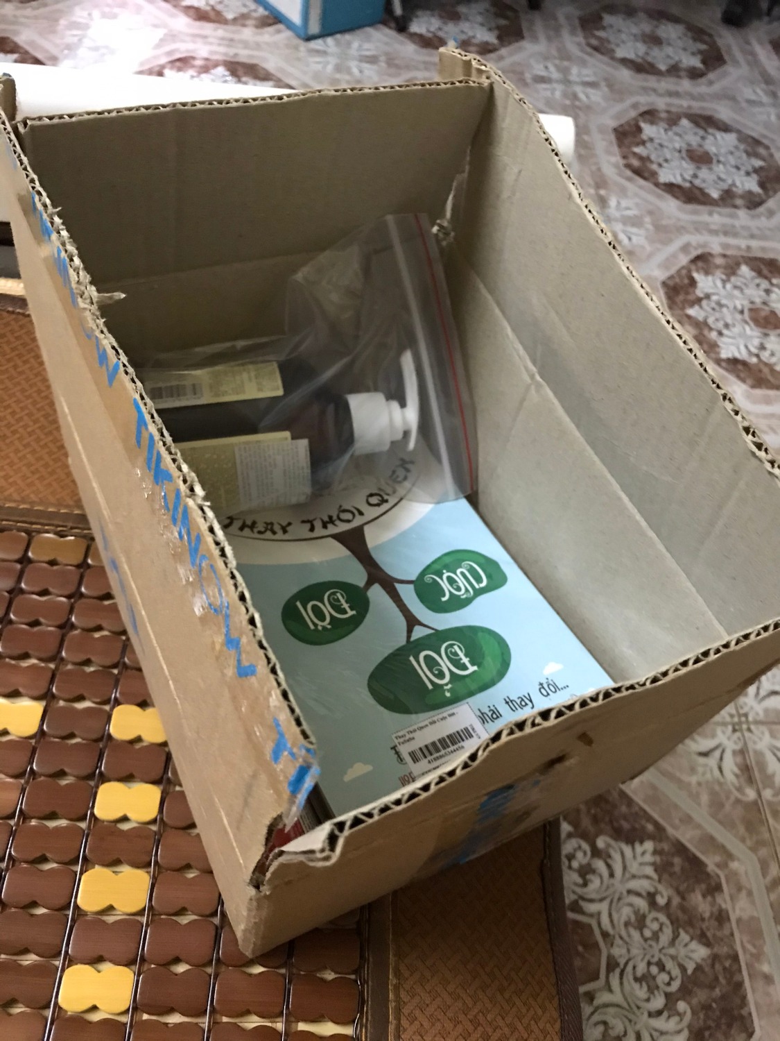 Giao hàng nhanh nhưng không hiểu sao thùng hàng lúc giao lại mở toang, không hề được dán lại, hình mình chụp là nguyên xi cái thùng lúc mình nhận luôn, nắp thùng ko gập xuống luôn mà, trong khi có những món hàng khá nhạy cảm ở trong. Mình mua hàng tiki rất thường xuyên nhưng chưa bao giờ gặp phải trường hợp này. Sản phẩm thì được đóng gói khá ok, còn nguyên tem.
