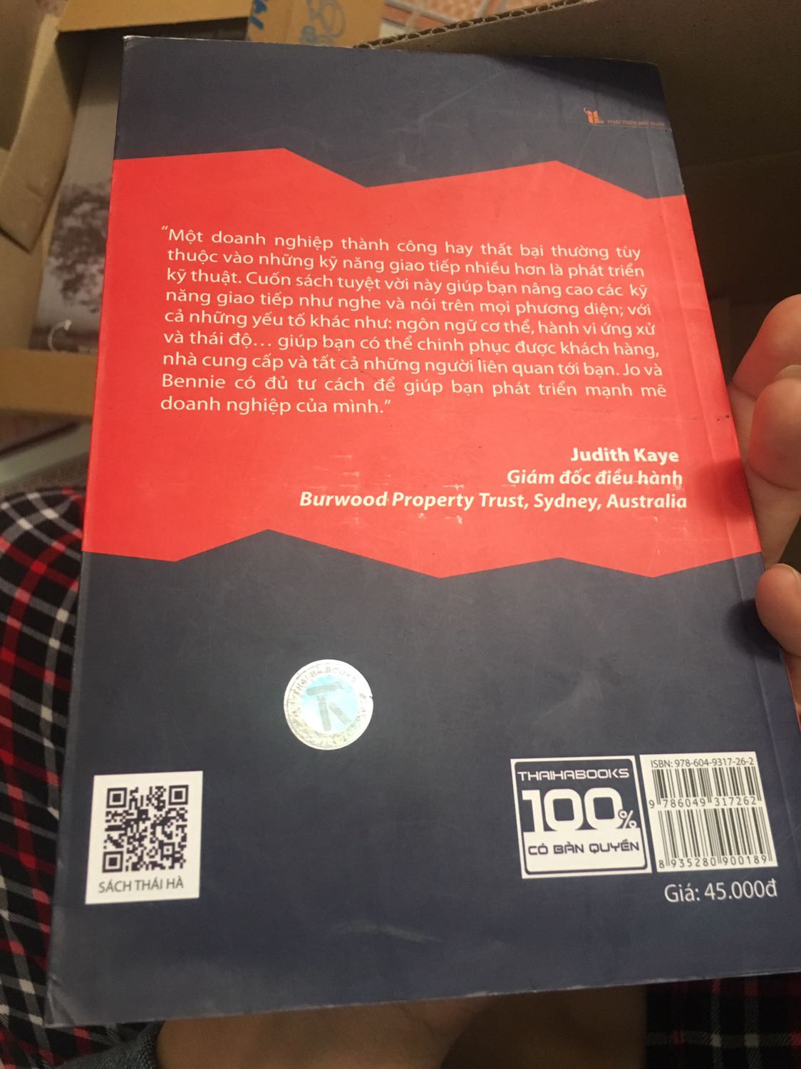 Sách khá mỏng, trình bày bìa hơi xấu, tựa sách nghe vẻ hấp dẫn :)))) lúc nhận thì rõ là sách cũ, trừ 1 sao. Mà đóng hộp thì to đùng :)))) Nội dung thì ngắn gọn, mình thấy cũng bình thường :)))) haizzz chả biết nói gì nữa.