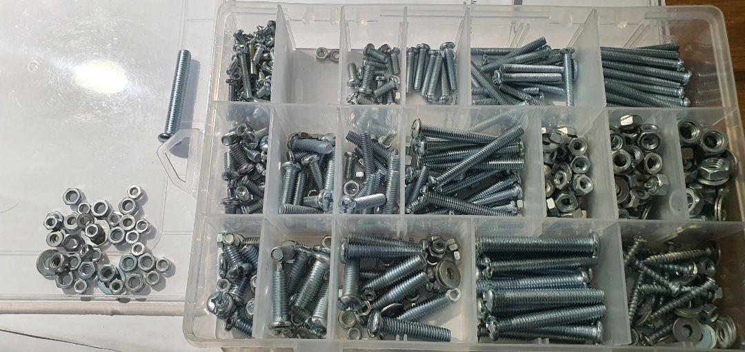 thời gian giao hàng ok nhưng ốc vít bên trong lẫn lộn làm mất tgian xếp lại.