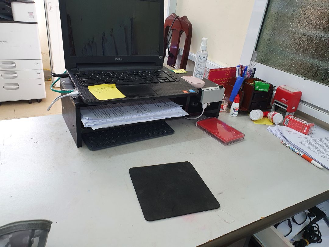 sp hoàn thiện tốt tuy nhiên miếnggoox vẫn bị trầy ở góc cạnh, nếu để ý từ đầu ráp xuống sẽ đẹp, lỗ khoan vít đẹp, không phải căn chỉnh nhiều, đạt 9/10 do miếng gỗ bị trầy 1 chút xíu