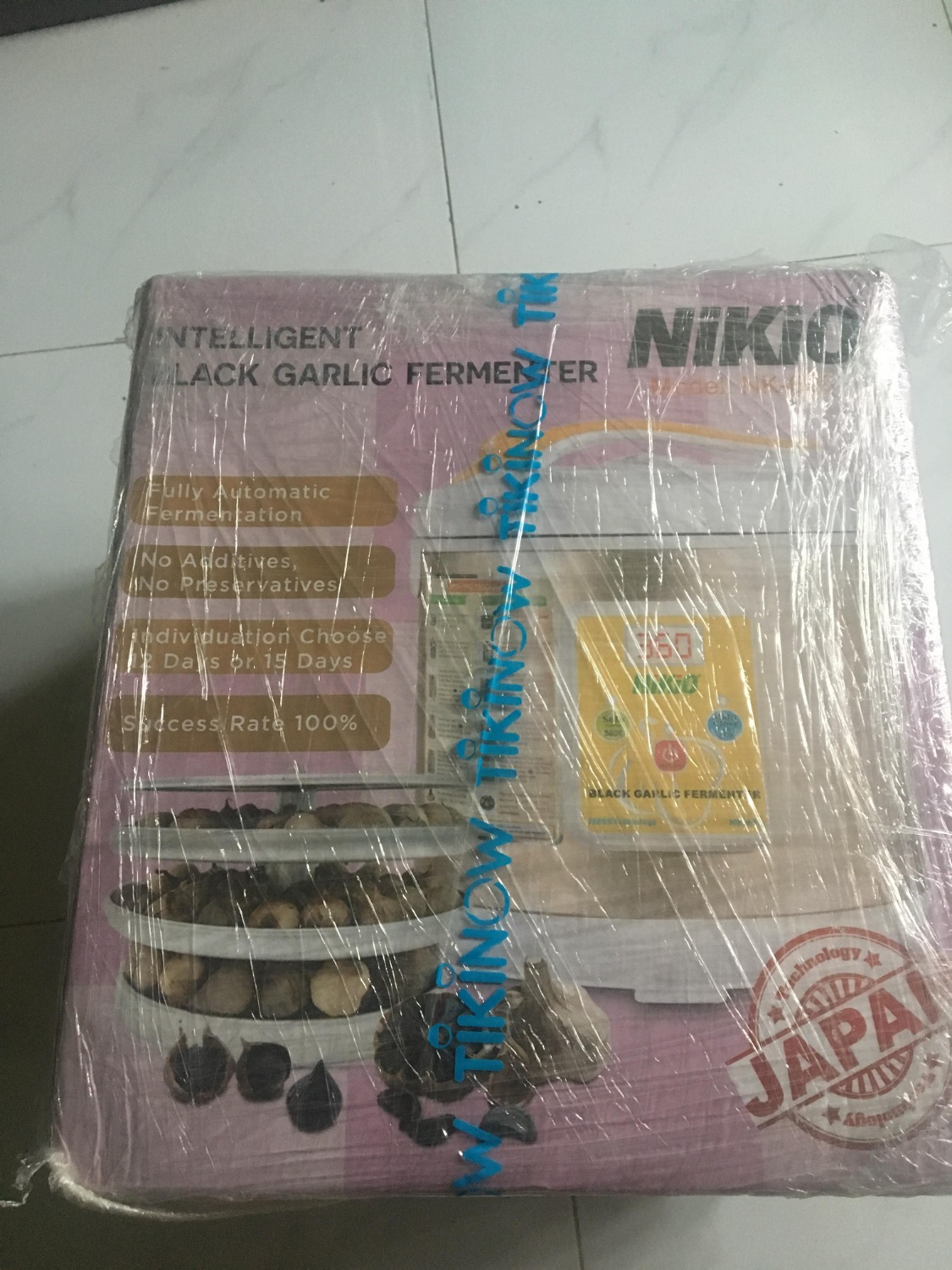 Nhận hàng sau 1 ngày đặt hàng. Hàng đúng chuẩn chính hãng Nikio. Máy làm 1 mẻ tỏi đầu tiên ăn khá ngon, không thấy có lỗi gì.
Tỏi làm đúng theo quy trình của máy, tỏi cô đơn làm khoảng 14-15 ngày,  tỏi tép khoảng 12 ngày. Tỏi ăn ngon và ráo, không bị ướt vì nồi có chế độ sấy khô trong 2h luôn. Rất tiện và đáng tiền.