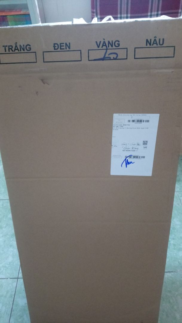 Sản phẩm đóng gói cẩn thận, được tặng tua vít và đủ ốc vít để ráp. Bạn nào muốn màu mình thích thì nên nhắn tin riêng cho shop để được chọn màu theo ý muốn, shop còn hỏi chắc chắn là chọn chân bàn màu gì để giao đúng nữa. Lắp ráp cũng ko khó, bàn khá đẹp, cũng nhẵn nhụi, với 300k thì chất lượng vậy ok. Tuy nhiên bàn của mình hơi bập bênh ko đứng yên lắm, mình ko chắc là do lúc ráp như thế nào, ko biết có ai bị tình trạng giống mình ko.
Cám ơn shop và Tiki nhé. ?