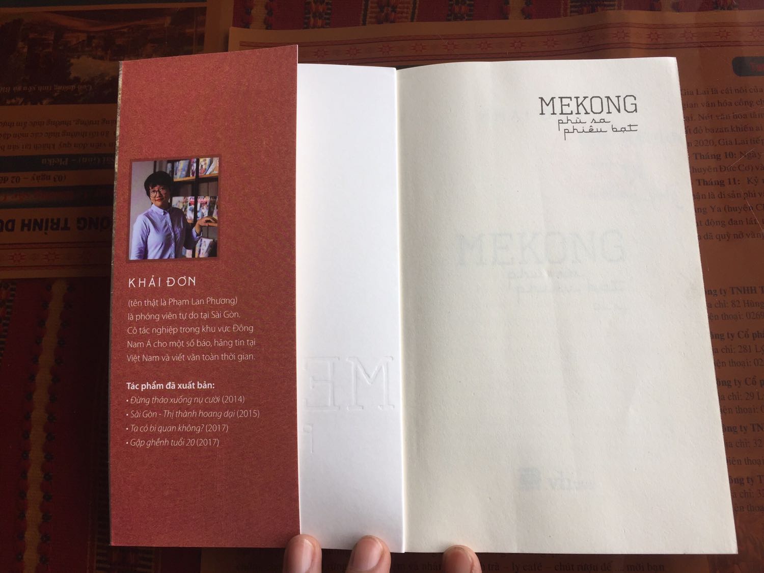 Đây là một cuốn du ký sâu nét. 
Xuôi dòng Mê Kong, ngược dòng Mê Kong, đôi khi lại xẻ ngang dòng Mê Kong để thấy, rồi viết.
Khải Đơn đã lập đi lập lại những chuyến đi công tác, đi làm, đi chơi, du lịch, trải nghiệm, nghiền ngẫm, có thể nói là ăn dầm nằm dề nhiều vùng từ thành thị đến nông thôn, biên giới thậm chí là xông pha vào những vùng đang tranh chấp đầy khói súng. Từ thực tế đó, để rồi viết lên cái thấy được, cái nghe được, cái tìm được, cái cảm nhận được. Tất cả những thứ đó được Khải Đơn truyền tải qua lời văn mộc mạc, giản dị nhưng vô cùng sâu sắc và lý thú. Nữ tác giả đã không ngại mình là “thân liễu” để đúc kết và viết nên tác phẩm đầy nắng gió - gai góc này.
Xin cảm ơn tác giả, nhà xuất bản!

Phương Vietjoy tourist