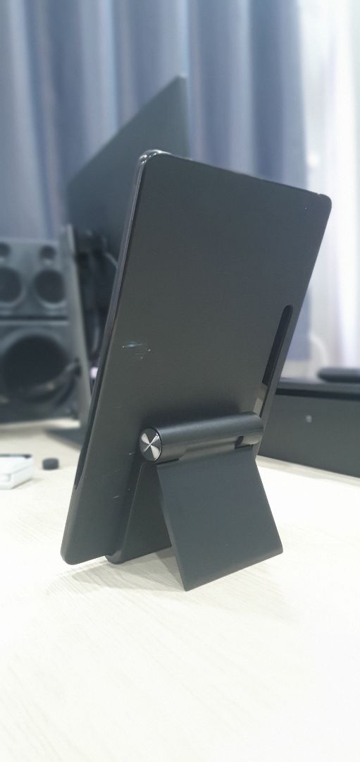 Mình dùng tablet Tab S8+ đặt lên giá đỡ theo chiều ngang dọc đều ok, khá vững, không thấy vấn đề gì.
Hài lòng!