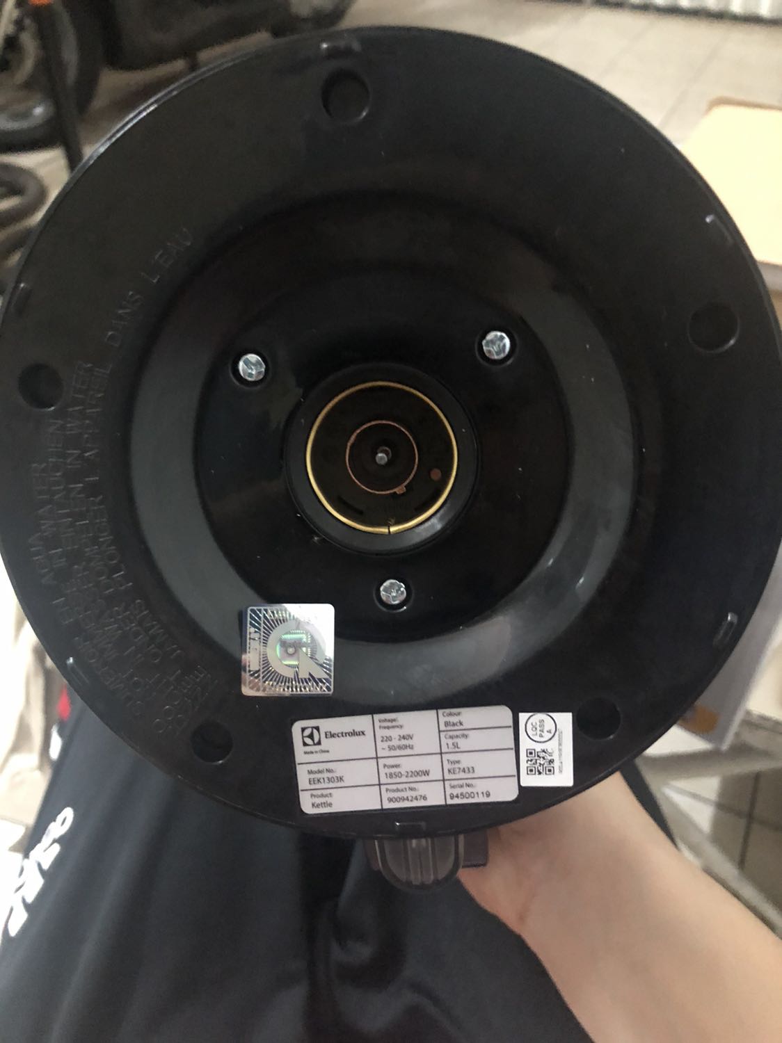 Mới khui hộp , chưa sử dụng , nhìn chung hàng còn nguyen vẹn, tiki đóng gói kỹ.  Điểm trừ ,là hàng có bụi mịn bám quanh ấm, tiki cần lưu ý vệ sinh máy cho khách nhé.
Tuy nhiên hay mua hàng tiki , thì tiki bảo hành và hỗ trợ sau bán hàng rất tốt, vi thế vẫn cho 5 sao.