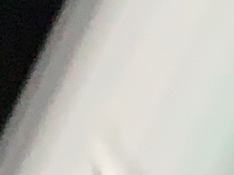 Hơn 2.5tr lượt đọc với rate 3.8 trên Goodread. 
Mình thích mạch truyện chậm rãi này, mô tả khung cảnh và cảm xúc 1 cách khúc chiết gọn gẽ - kĩ càng - đẹp đẽ mà giản dị (ngay cả lúc mô tả cảnh Con chuột bị bóp chết, con *** con bị bóp chết hay bà vợ lăng loàn của con trai trại chủ bị bẻ cổ chết), như kiểu tất lẽ dĩ ngẫu phải thế. Tất cả đều chết trong khi bị Lennie vuốt ve trìu mến (nhưng nó ko kiểm soát đc sức mạnh khủng khiếp của nó)
Nó là 1 mạch cảm xúc cứ xâm lấn vào dần trong tâm trí, ko hối thúc ko mạnh mẽ. Sự buồn như 1 hơi thở lạnh lùa nhẹ qua khe cửa, khi người ta nhận ra thì người đã run rẩy và cóng lắm rồi.
Trong cơn bĩ cực và *** khó, ngta thường sử dụng "giấc mơ" để có thể sống qua ngày với cái hi vọng 1 ngày nào đó mình sẽ hết khổ. Cuốn truyện rất buồn khi mà chính tay George phải giết chết bạn thân của mình - Lennie - 1 chàng khổng lồ ngờ nghệch, đã luôn vô tình giết chết những thứ mà anh ta yêu thích. Nhưng chết đi rồi - có lẽ sẽ hạnh phúc hơn. Giống cách mà ngta đã giết con *** già của lão cụt tay Candy vậy...
Cuốn truyện đạt giải Nobel, và nghe nói fim đạt giải Oscar luôn. Mình chắc chắn sẽ xem nó