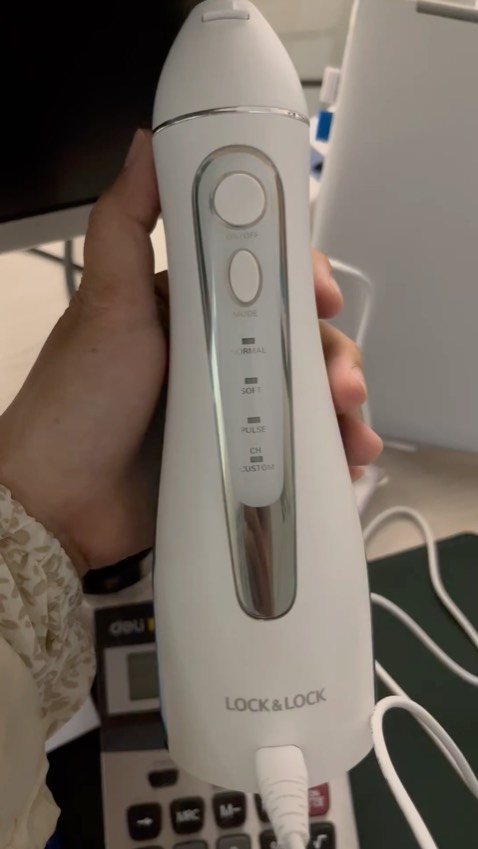 Sạc và xài thử thì ổn. Chỉ có một type tăm nha mn (được 2 cái). Cũng có xem review của các bạn r mới mua. Nên dùng mức soft trước là thấy sạch r. Thiết kế dễ cầm và thao tác. Chỗ tháo nút sạc hơi cứng. Một điểm trừ là cái hộp đựng sản phẩm bị ướt (ko biết tại sao vì mình chỉ đặt cái này, thôi thì sản phẩm ko sao là được. Mua được với giá giảm 50%. Do dự giữa xiaomi derma dòng mini giá tầm 350-500k nhưng rồi vẫn chọn cái này. Sạc và xài thử thì ổn. Chỉ có một type tăm nha mn (được 2 cái). Cũng có xem review của các bạn r mới mua. Nên dùng mức soft trước là thấy sạch r. Thiết kế dễ cầm và thao tác. Chỗ tháo nút sạc hơi cứng. Một điểm trừ là cái hộp đựng sản phẩm bị ướt (ko biết tại sao vì mình chỉ đặt cái này, thôi thì sản phẩm ko sao là được. Mua được với giá giảm 50%. Do dự giữa xiaomi derma dòng mini giá tầm 350-500k nhưng rồi vẫn chọn cái này.
