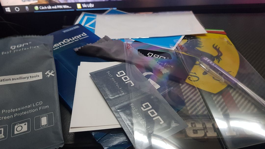 trọn bộ 4 miếng dán, 2 trước 2 sau.kèm vải lau màn nữa,rồi logo.miếng cào để dán, 2 gói gì ko biết. ôi tùm lum full luôn ???